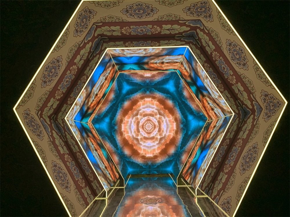 中國(guó)國(guó)家博物館“華彩萬(wàn)象——石窟藝術(shù)沉浸體驗(yàn)”現(xiàn)場(chǎng)。人民網(wǎng)記者 韋衍行攝