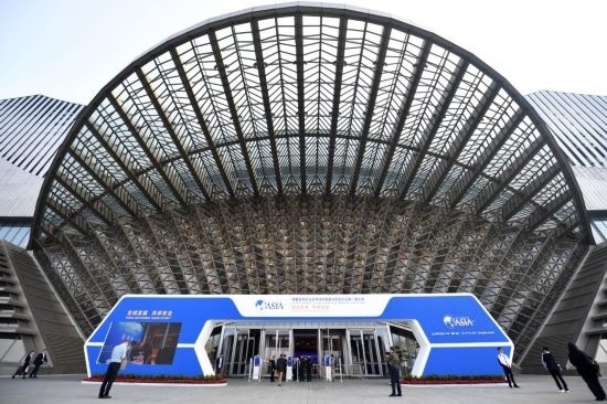 2023年10月30日，參會嘉賓步入長沙國際會議中心。當日，以“全球發(fā)展 共享安全”為主題的博鰲亞洲論壇全球經(jīng)濟發(fā)展與安全論壇第二屆大會在湖南長沙開幕。新華社記者 陳振海 攝