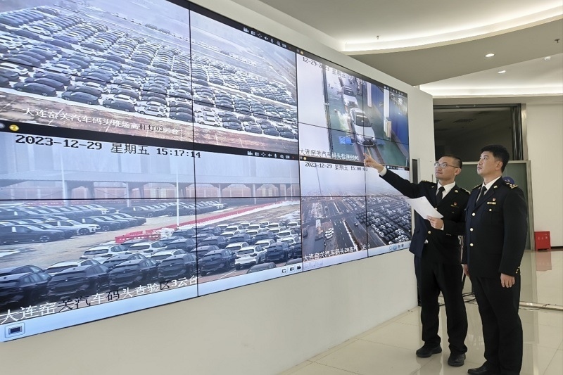 海關(guān)關(guān)員視頻巡查出口汽車(chē)場(chǎng)地。李進(jìn)攝