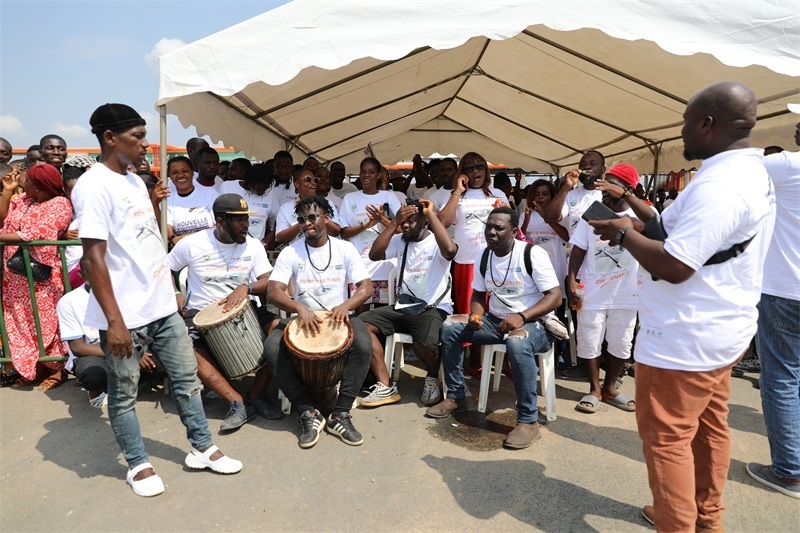 當地民眾慶祝通車。中建國際中西非公司供圖。