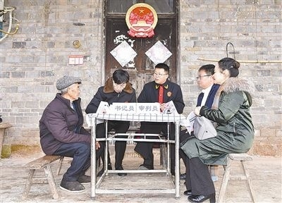  圖②：調(diào)解現(xiàn)場(chǎng)。