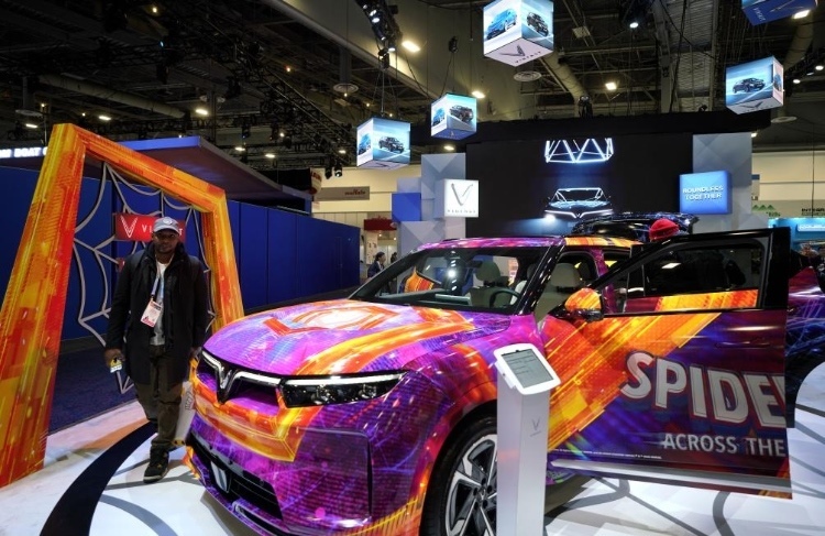 1月11日，人們?cè)诿绹?guó)拉斯維加斯消費(fèi)電子展越南電動(dòng)汽車制造商VinFast展臺(tái)參觀。新華社記者吳曉凌攝