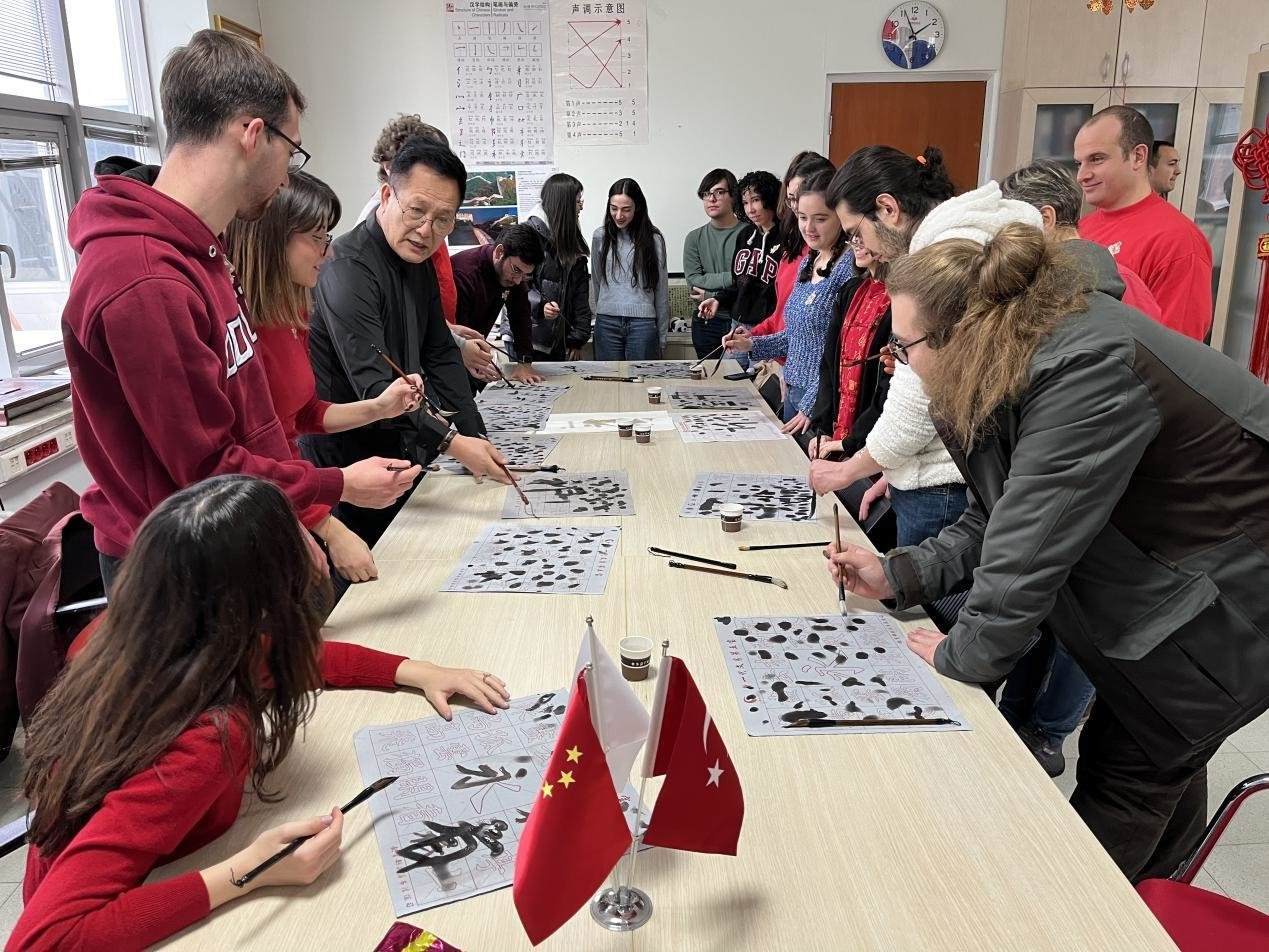 學(xué)生體驗書法。中東技術(shù)大學(xué)孔院供圖