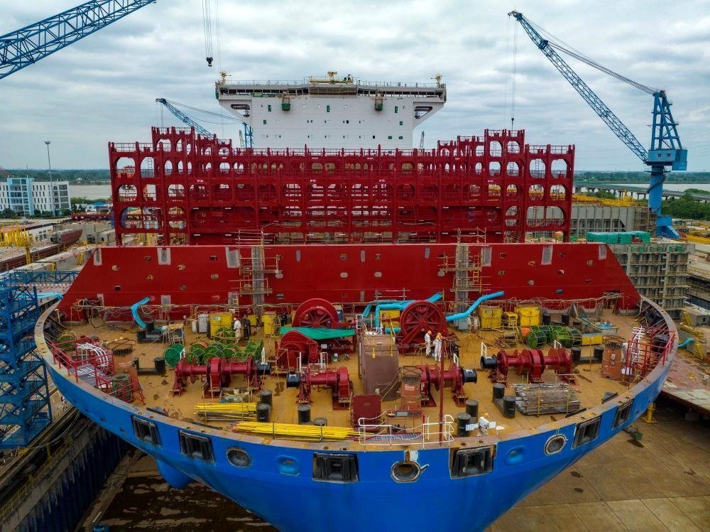 △2023年5月7日，江蘇揚(yáng)州中遠(yuǎn)海運(yùn)重工有限公司工人在作業(yè)。