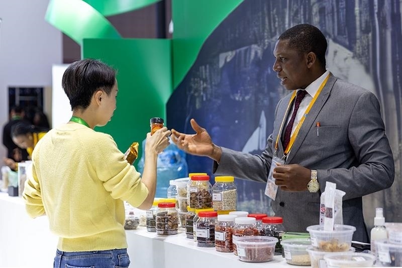 △2023年11月7日，在進(jìn)博會(huì)國家館尼日利亞館，展商介紹尼日利亞產(chǎn)品。