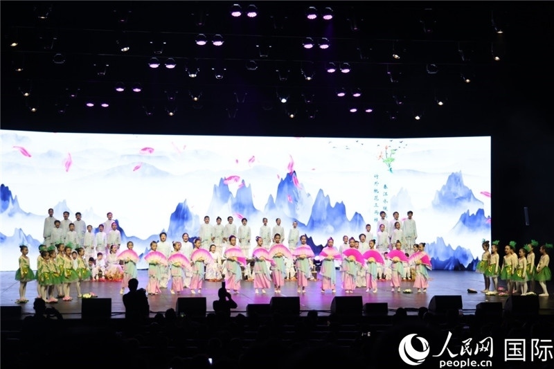 《四季詩(shī)韻》童聲詩(shī)朗誦表演。人民網(wǎng)記者 任皓宇攝