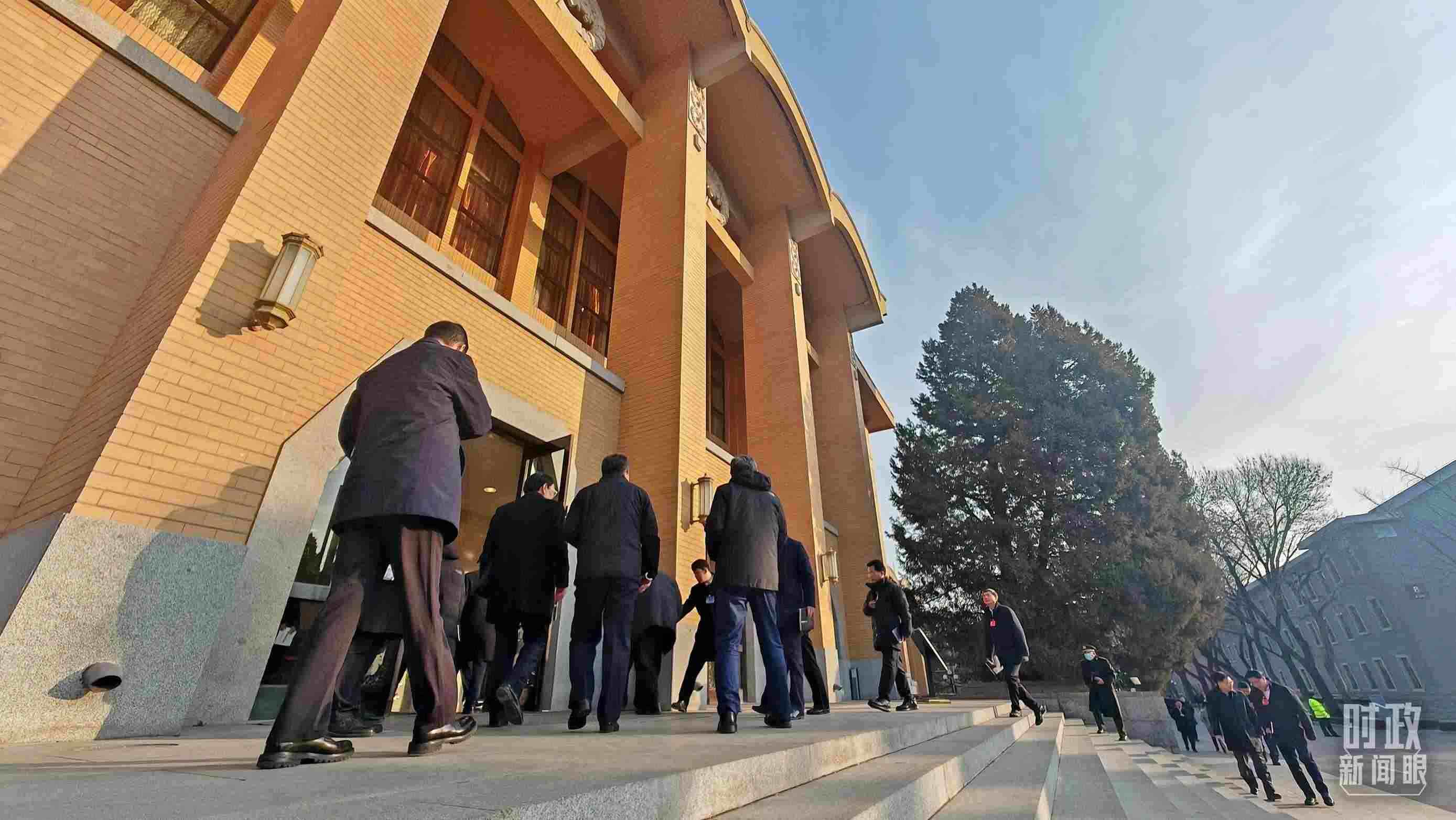 △省部級主要領(lǐng)導(dǎo)干部推動金融高質(zhì)量發(fā)展專題研討班的學(xué)員們正在進(jìn)入會場。（總臺央視記者王策拍攝）