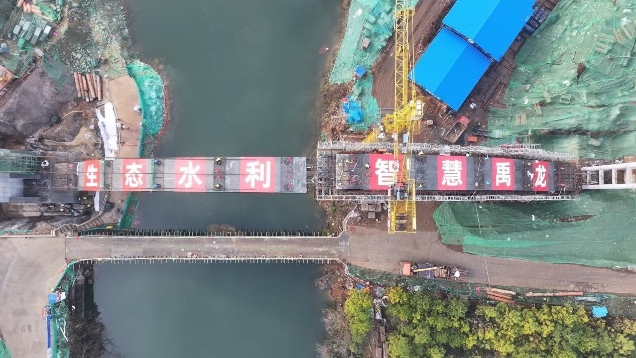 漳河灌區(qū)響水洞渡槽轉(zhuǎn)體合龍。受訪者供圖