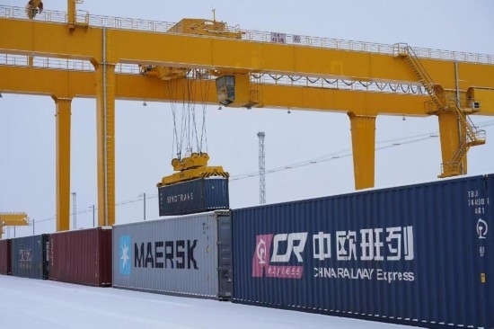 霍爾果斯口岸鐵路換裝場內(nèi)正在進行集裝箱換裝作業(yè)。（受訪單位供圖）