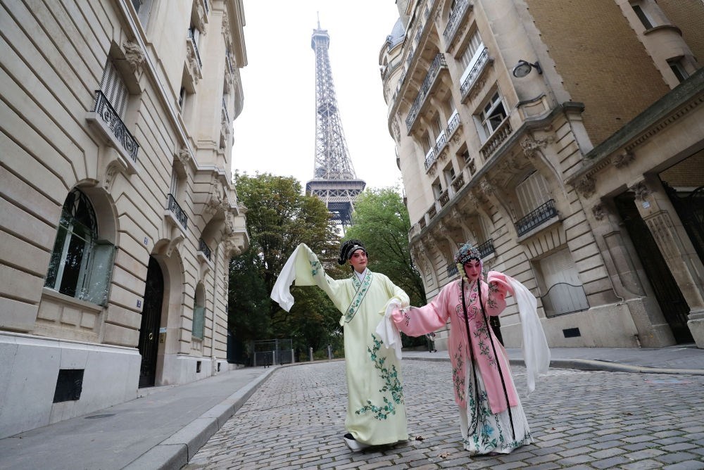 2023年9月13日，江蘇省演藝集團昆劇院院長施夏明（左）和江蘇省演藝集團昆劇院國家一級演員孔愛萍在法國巴黎埃菲爾鐵塔附近參加昆曲快閃。新華社記者 高靜 攝