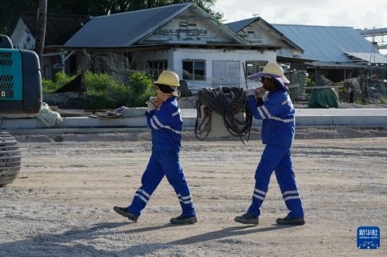 1月18日，工作人員在瑙魯艾沃港碼頭升級(jí)改造項(xiàng)目工地工作。新華社記者 王申 攝