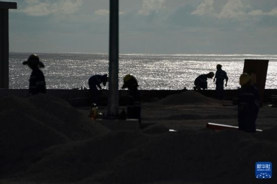 1月18日，工作人員在瑙魯艾沃港碼頭升級(jí)改造項(xiàng)目工地工作。新華社記者 王申 攝