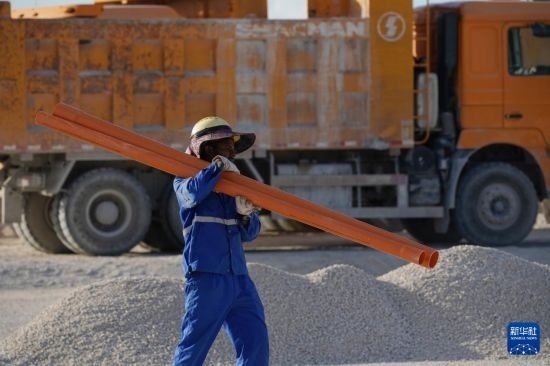 1月18日，工作人員在瑙魯艾沃港碼頭升級(jí)改造項(xiàng)目工地工作。新華社記者 王申 攝