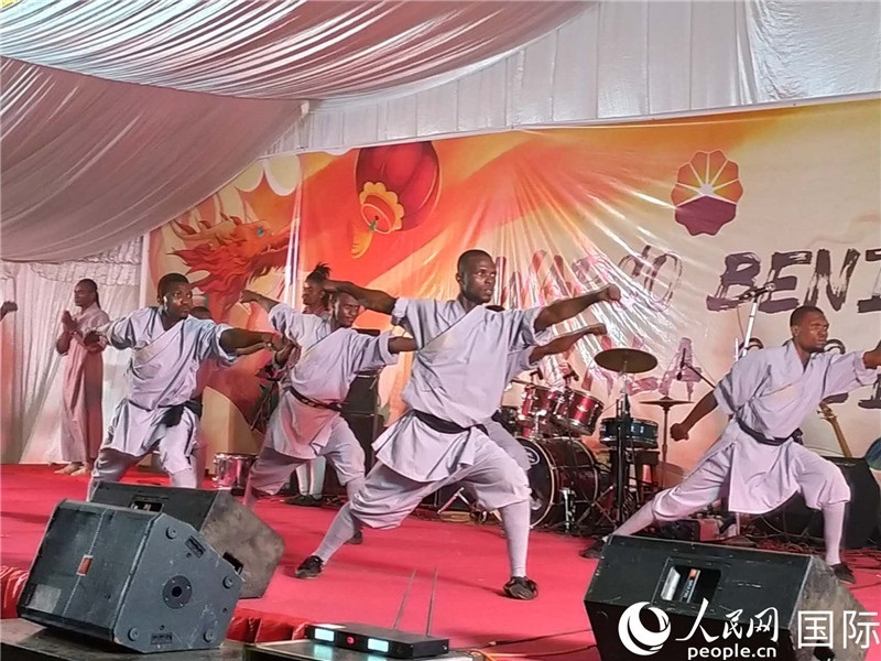 貝寧中國文化中心武術(shù)隊(duì)在進(jìn)行表演。人民網(wǎng)記者 黃培昭攝