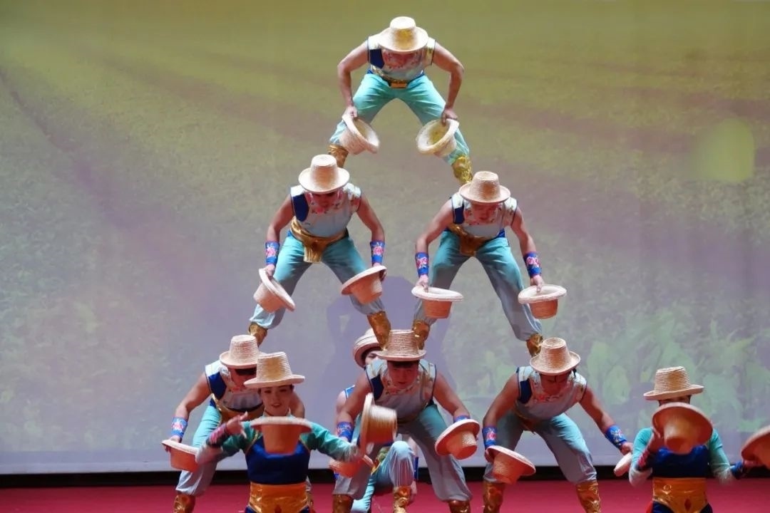雜技表演“草帽歡歌” 。貝寧中國文化中心供圖