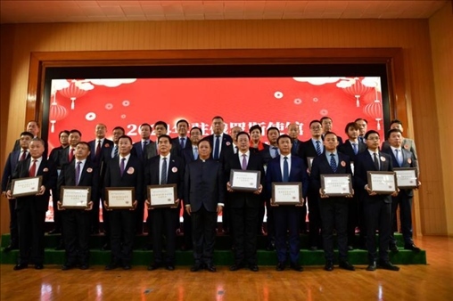 張漢暉為獲獎(jiǎng)單位和個(gè)人頒發(fā)獎(jiǎng)狀。駐俄羅斯使館供圖