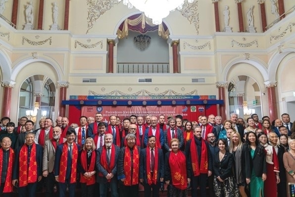 中俄書法美術(shù)作品聯(lián)展與會來賓共同合影留念。駐俄羅斯使館供圖