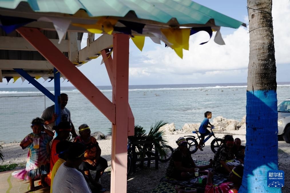 1月20日，當(dāng)?shù)厝嗽阼斠惶幒┬蓍e娛樂(lè)。新華社記者 王申 攝