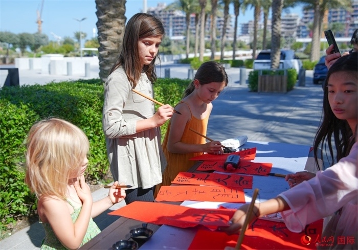 小朋友體驗(yàn)書法創(chuàng)作。人民網(wǎng) 塔里克·易卜拉欣攝