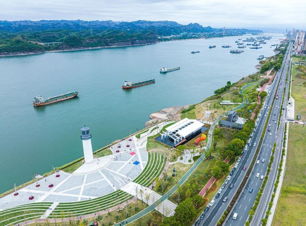 △湖北宜昌市濱江公園燈塔廣場。該廣場是在實施岸線復綠等綜合措施后，由老舊碼頭改造而成。