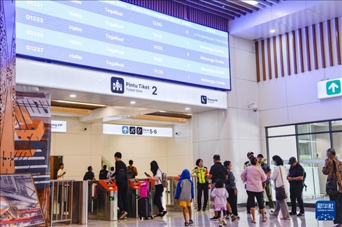 1月24日，在印度尼西亞雅加達哈利姆站候車大廳，乘客刷票前往站臺。新華社記者 徐欽 攝