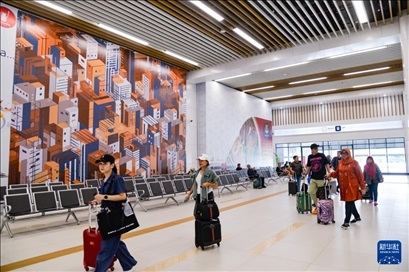 1月24日，在印度尼西亞雅加達哈利姆站，乘客在候車大廳內(nèi)行走。新華社記者 徐欽 攝