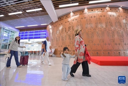 1月24日，在印度尼西亞雅加達哈利姆站，乘客在候車大廳內(nèi)行走。新華社記者 徐欽 攝