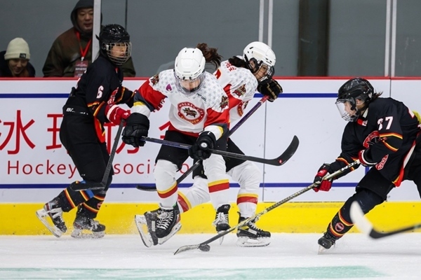 雙方球員爭(zhēng)搶。中國(guó)冰球協(xié)會(huì)供圖