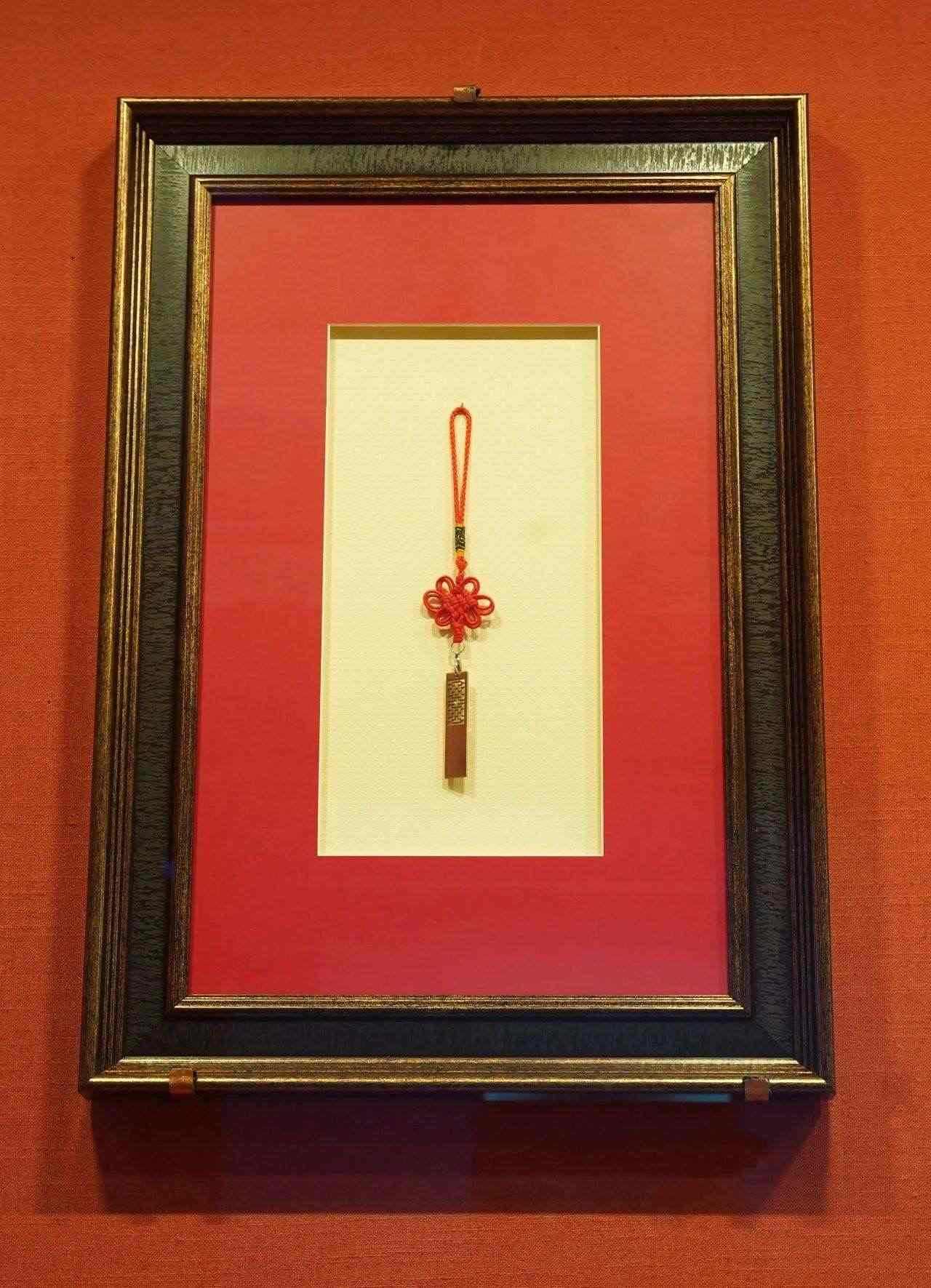 2017年5月，時任肯尼亞總統(tǒng)烏胡魯·肯雅塔贈送習近平主席的蒙內(nèi)鐵路紀念U盤。