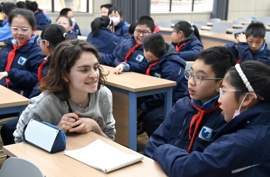  2023年12月18日，在西安新城區(qū)后宰門小學(xué)進(jìn)行的中法校園文化周法語語言沙龍上，西安法語聯(lián)盟的老師與學(xué)生進(jìn)行互動(dòng)。新華社記者 劉瀟 攝