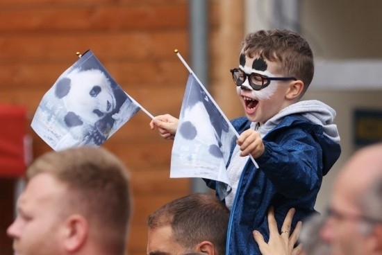  2023年7月26日，在法國圣艾尼昂市博瓦勒野生動(dòng)物園外，一名兒童等待送別熊貓“圓夢(mèng)”。新華社記者 高靜 攝