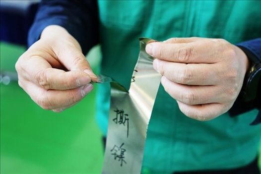 0.05毫米“手撕鎳”。 李羊攝