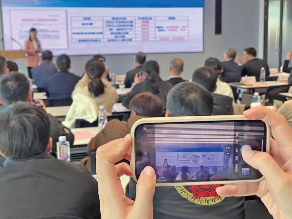 1月2日，“百團(tuán)千企出海拓市場(chǎng)增訂單”行動(dòng)啟動(dòng)。蔣文廣 攝