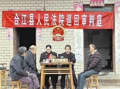  圖②：巡回審理現(xiàn)場。