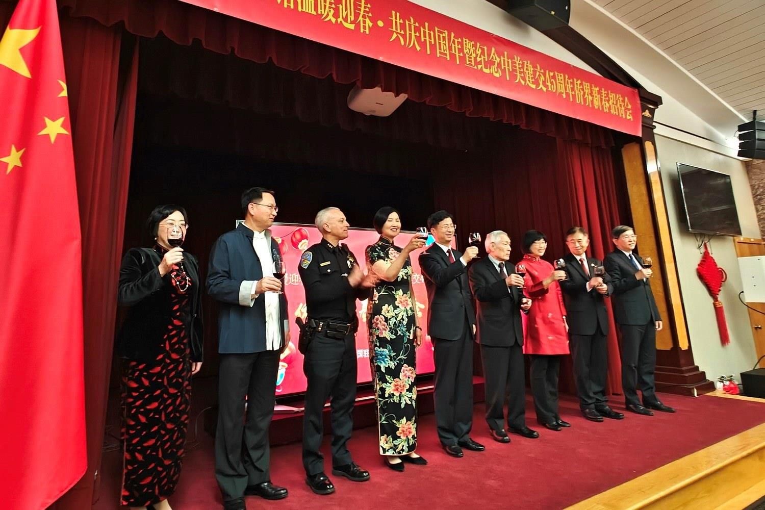 僑胞代表與駐舊金山總領(lǐng)館官員合影。主辦方供圖