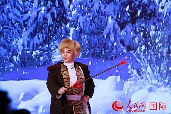 現(xiàn)代京劇《智取威虎山》選段《打虎上山》。人民網(wǎng) 許可攝