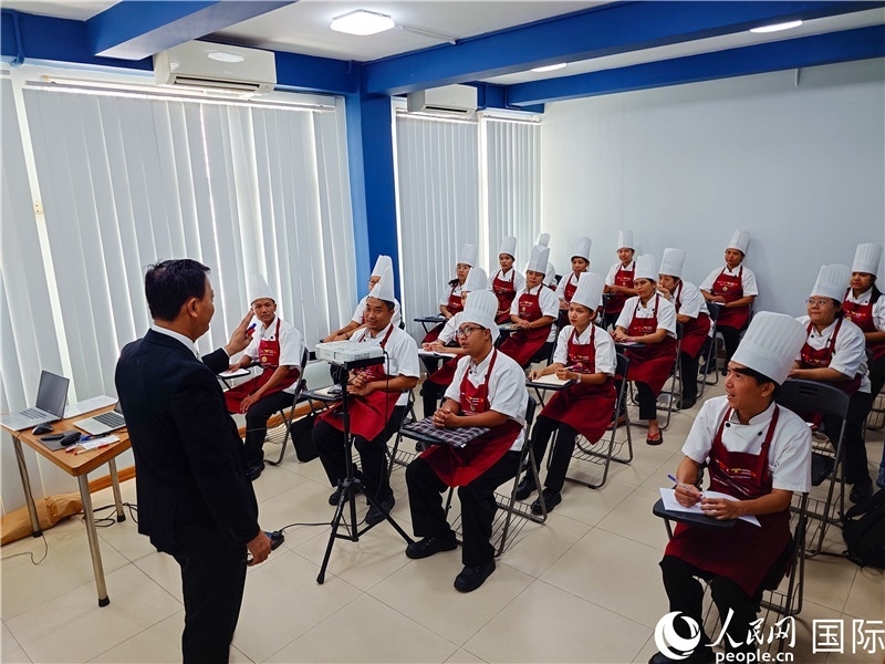 教師向?qū)W員授課。人民網(wǎng)記者 謝佳君攝