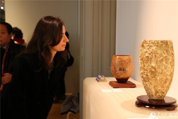 嘉賓和公眾參觀“絲路瓷行”——中國(guó)景德鎮(zhèn)陶瓷文化特展。人民網(wǎng)記者 尚凱元攝