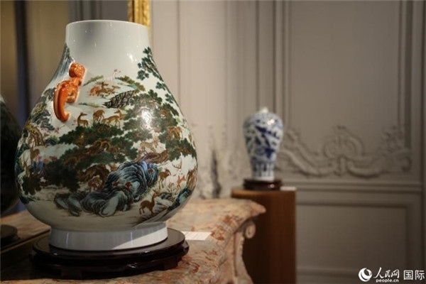 嘉賓和公眾參觀“絲路瓷行”——中國(guó)景德鎮(zhèn)陶瓷文化特展。人民網(wǎng)記者 尚凱元攝