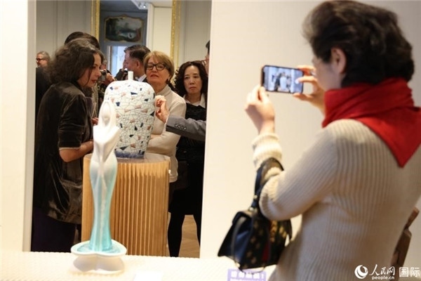 嘉賓和公眾參觀“絲路瓷行”——中國(guó)景德鎮(zhèn)陶瓷文化特展。人民網(wǎng)記者 尚凱元攝