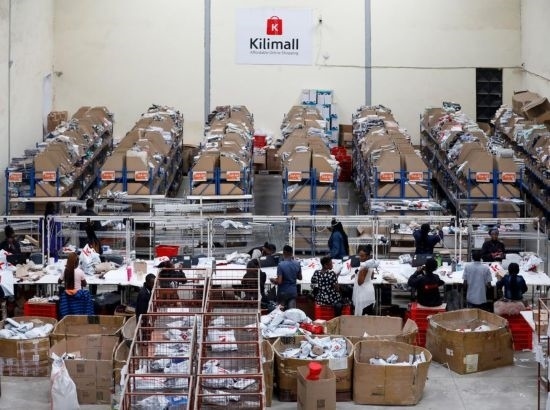 2023年11月11日，在肯尼亞姆洛隆戈，Kilimall員工在倉(cāng)庫(kù)內(nèi)工作。新華社記者 李亞輝 攝