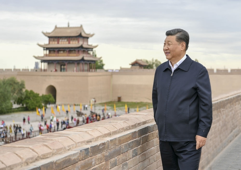 2019年8月20日上午，習(xí)近平來到嘉峪關(guān)關(guān)城，登上城樓察看關(guān)城整體面貌，聽取河西走廊長(zhǎng)城、關(guān)隘歷史文化情況介紹。新華社記者 謝環(huán)馳 攝