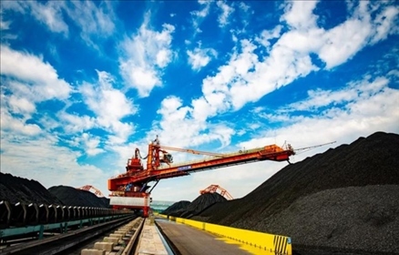 國家能源集團(tuán)黃驊港煤堆場堆料機(jī)正在作業(yè)。受訪者供圖