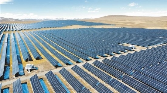 西藏華電色尼區(qū)12萬千瓦光伏發(fā)電項(xiàng)目電力保供項(xiàng)目航拍。趙書彬攝