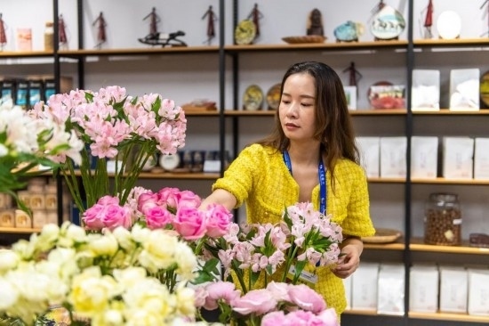 2023年7月1日，在位于湖南省長(zhǎng)沙市的湖南高橋大市場(chǎng)，中非經(jīng)貿(mào)博覽會(huì)常設(shè)展館展區(qū)肯尼亞館工作人員在整理產(chǎn)自非洲的鮮花。新華社記者 陳思汗 攝