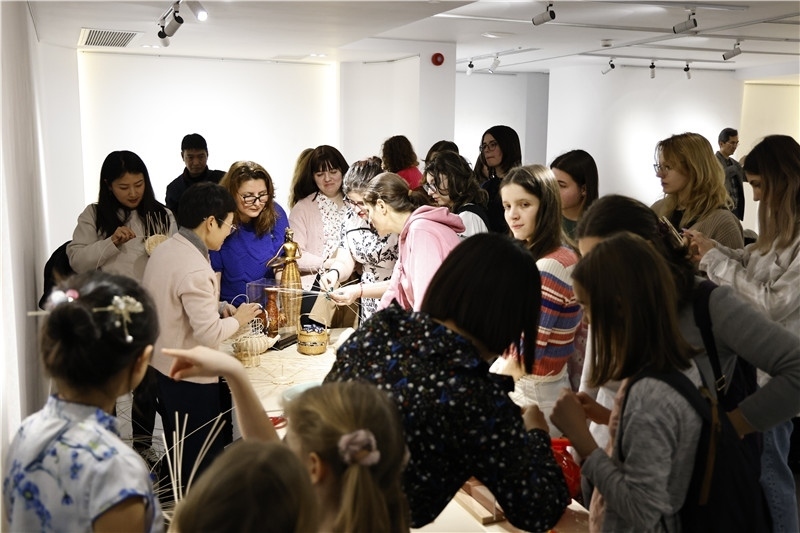 羅馬尼亞觀眾體驗(yàn)安溪竹藤編技藝。 布加勒斯特中國文化中心供圖