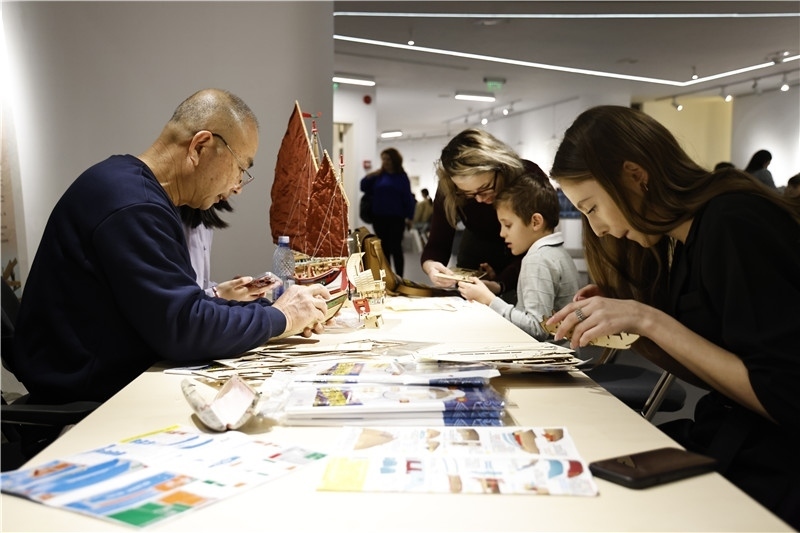 中國泉州非遺大師現(xiàn)場指導(dǎo)制作水密隔艙福船制造技藝。 布加勒斯特中國文化中心供圖