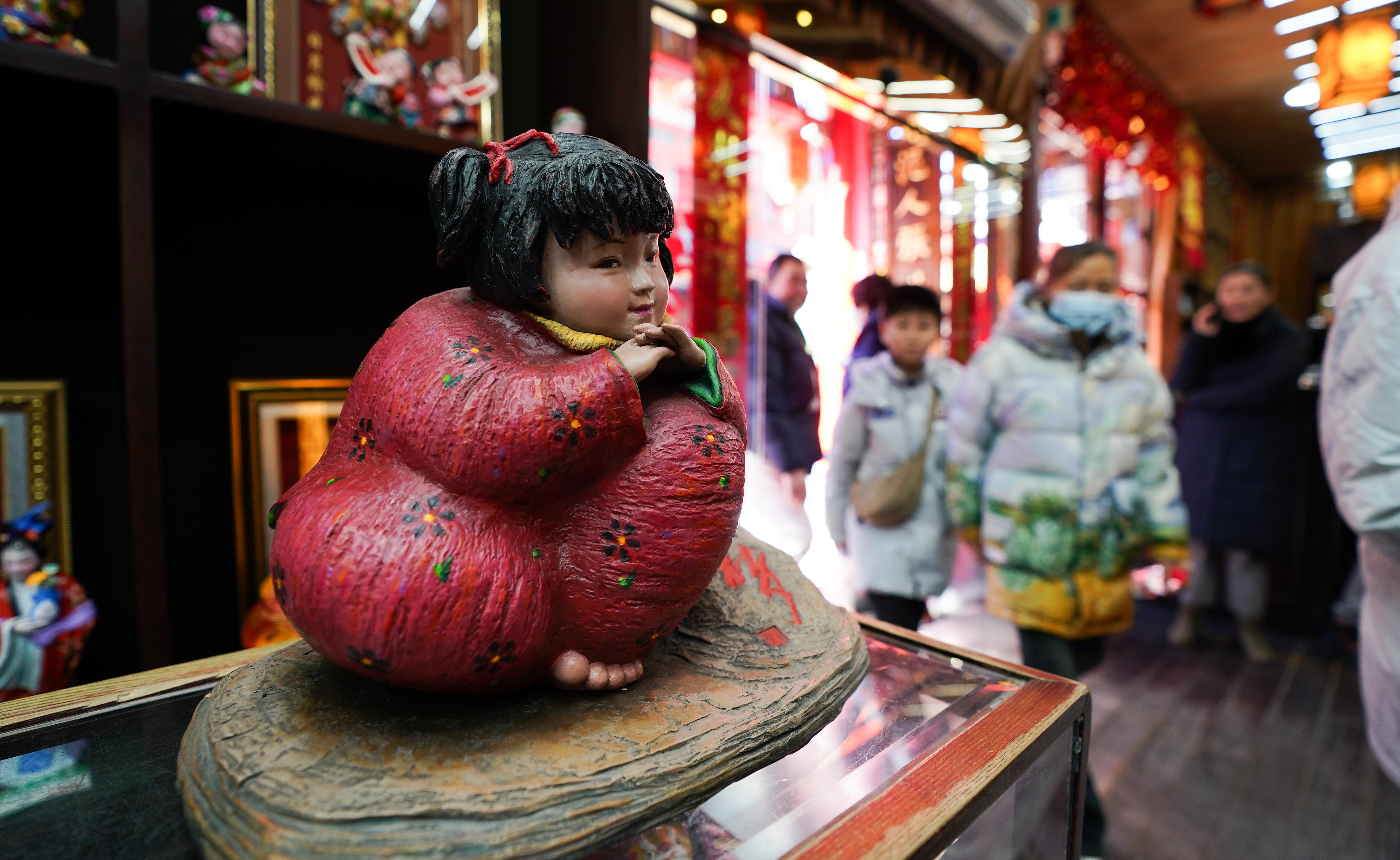 △泥人張彩塑是天津的傳統(tǒng)民間手工藝品，為天津市首批國家級非物質(zhì)文化遺產(chǎn)。（總臺國廣記者李晉拍攝）