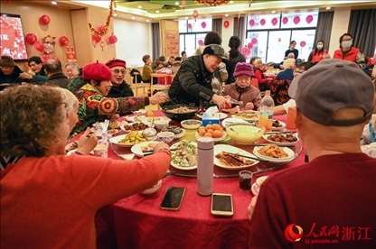 老人們享用公益年夜飯。人民網(wǎng)記者 葉賓得攝