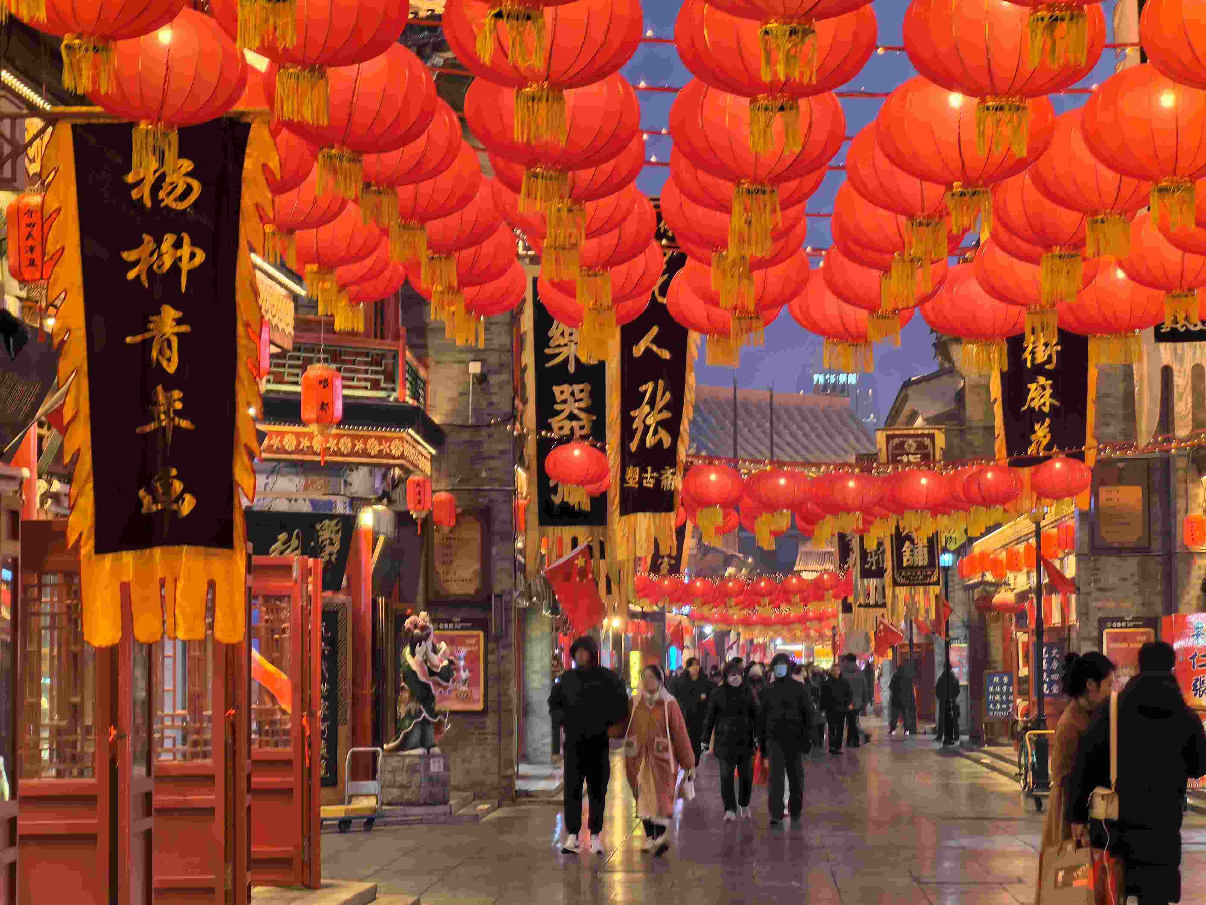 △春節(jié)臨近，古文化街上年味兒漸濃。（總臺央廣記者潘毅拍攝）